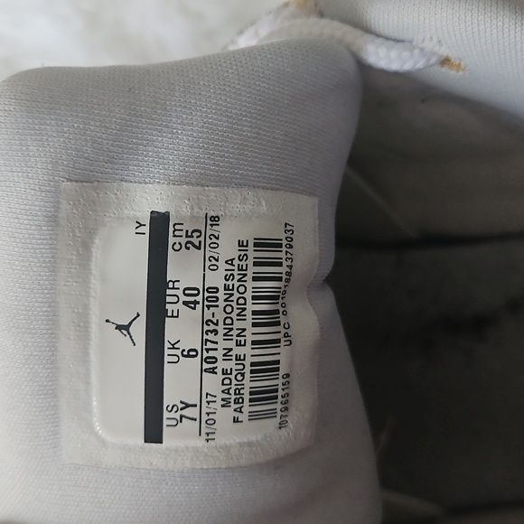 JORDAN White, SIZE 7 Y Sneakers with Streamlined Design - Picture 5 of 5